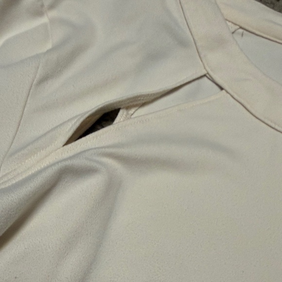 ALO Yoga Women's Off-White Long Sleeve Tee - Picture 3 of 6